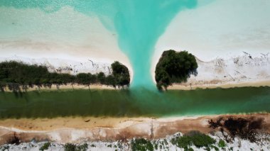 Estonya 'da Yüksek İrtifa Görüntüleme Su Yolu Kavşakları ve Renkli Tortu Örnekleri Düzensiz ve Evrimleşen Arazi