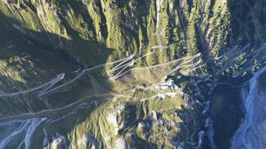 Yüksek çözünürlüklü insansız hava aracı görüntüsü İtalyan Alpleri 'nin sarp dağlarında yükselen ikonik Stelvio Geçidi' nin keskin virajlarını ve engebeli arazisini gösteriyor..