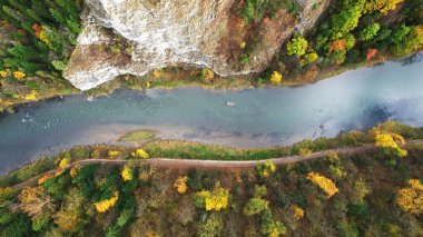 Dunajec Nehri 'nin yukarıdan aşağıya bakan görüntüsü Polonya' nın güneyindeki ünlü doğal manzara olan Pieniny Dağları 'ndaki renkli sonbahar ormanları ve kireçtaşı uçurumları boyunca süzülüyor.