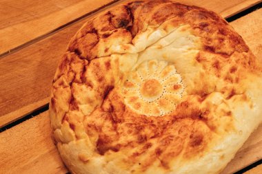 Ulusal Özbek ekmek ahşap zemin, üstten görünüm