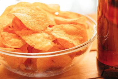 kase üzerinde arka plan bulanık kahverengi bira şişesi ile fiş