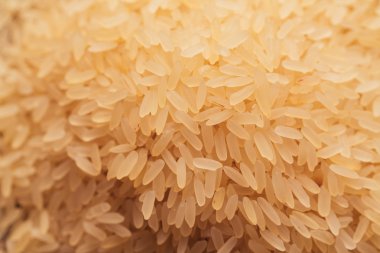 birçok avuç pirinç koyu arka plan üzerine