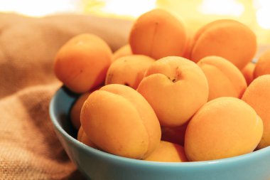 Kayısı bulanık arka plan üzerinde bir kasede