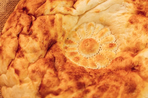 Узбекский хлеб на мешковине, вид сверху — стоковое фото