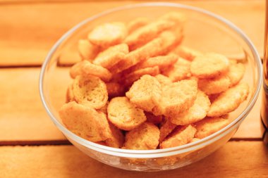 ahşap arka plan üzerinde net taze rusk kase