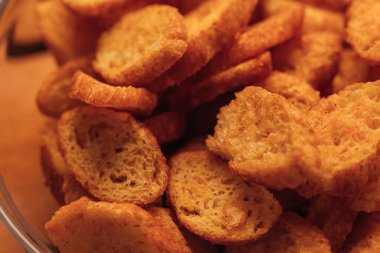 ahşap arka plan üzerinde net taze rusk kase