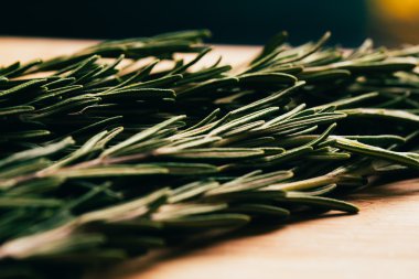 bohça dal biberiye hafif ahşap bir arka plan üzerinde