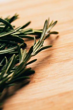 bohça dal biberiye hafif ahşap bir arka plan üzerinde