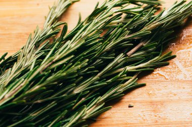 bohça dal biberiye hafif ahşap bir arka plan üzerinde