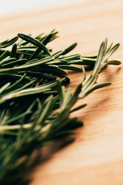 bohça dal biberiye hafif ahşap bir arka plan üzerinde