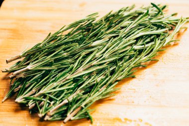 bohça dal biberiye hafif ahşap bir arka plan üzerinde