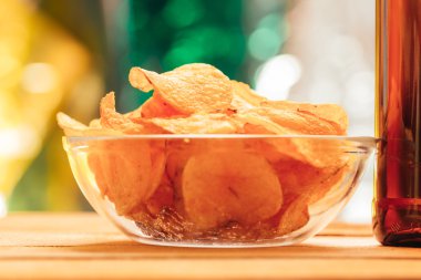 patates cipsi bulanık bir arka plan üzerinde kase temizleyin