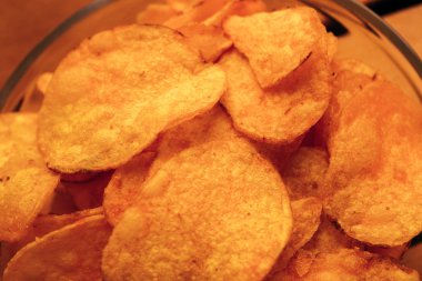 patates cipsi ahşap arka plan üzerinde kase temizleyin