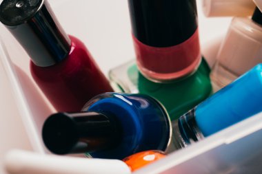 Beyaz bir arka plan üzerinde renkli tırnak cilası