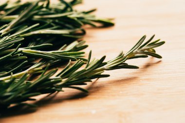 bohça dal biberiye hafif ahşap bir arka plan üzerinde