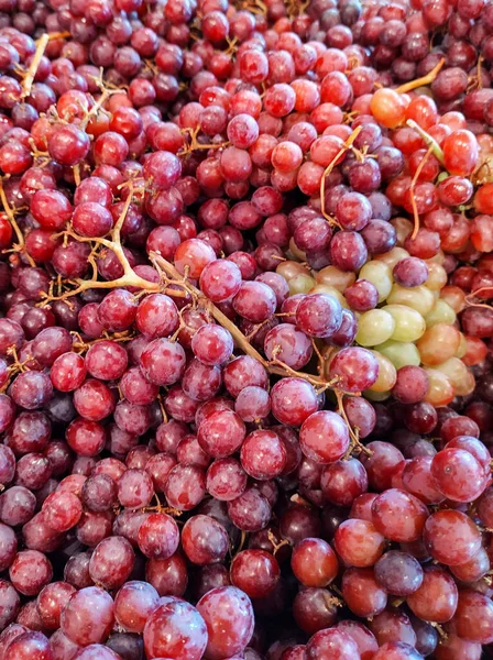 Closeup Bunches Purple Grapes Market Stall Blurred Background — Stock Photo, Image