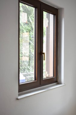 Eski bir evin eski ahşap pencerelerini değiştirmek. Apartmanda tamirat var. Eski bir eve yeni pencereler takmak. Ev yenileme, sürdürülebilir yaşam, enerji verimliliği kavramı. 