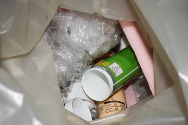 İnşaat çöpleri, plastik bir torba içinde apartman onarımı. Tadilattan sonra temizlik. Apartmanda tamirat var. Ev yenileme, sürdürülebilir yaşam, enerji verimliliği kavramı.