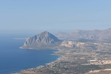 Deniz kıyısındaki Erice kasabasından manzaralı panoramik manzara. Sicilya, İtalya, Avrupa 'daki Monte Cofano ile. Akdeniz 'de. Sicilya 'da tatil. İtalya 'ya git. Yaz. 