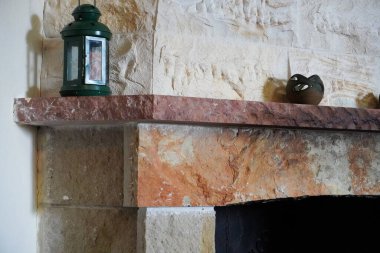 Yaşam Alanı 'nın içinde doğal, taştan şömine. Taş Şömine, Sıcak Kış. İtalya, Sicilya 'daki kır evi.. 