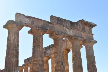 Selinunte, Trapani, Sicilya, İtalya 'daki Yunan tapınakları. Selinunte Arkeoloji Parkı 'nda Yunan sütunlarının kalıntıları olan Hera Tapınağı. İtalya 'ya git. Sicilya 'yı gezmek. 