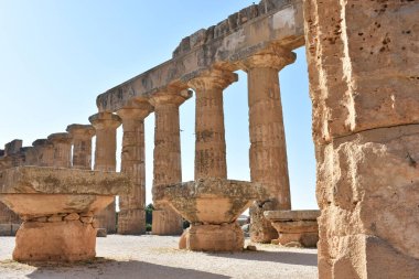 Selinunte, Trapani, Sicilya, İtalya 'daki Yunan tapınakları. Selinunte Arkeoloji Parkı 'nda Yunan sütunlarının kalıntıları olan Hera Tapınağı. İtalya 'ya git. Sicilya 'yı gezmek. 