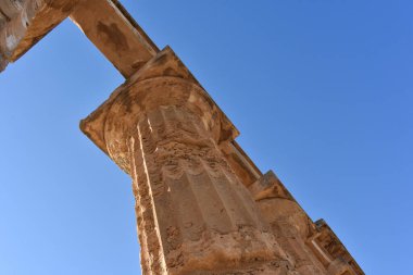 Selinunte, Trapani, Sicilya, İtalya 'daki Yunan tapınakları. Selinunte Arkeoloji Parkı 'nda Yunan sütunlarının kalıntıları olan Hera Tapınağı. İtalya 'ya git. Sicilya 'yı gezmek. 