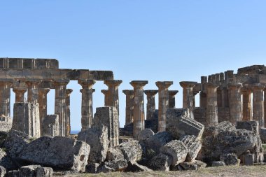 Selinunte, Trapani, Sicilya, İtalya 'daki Yunan tapınakları. Selinunte Arkeoloji Parkı 'nda Yunan sütunlarının kalıntıları olan Hera Tapınağı. İtalya 'ya git. Sicilya 'yı gezmek. 