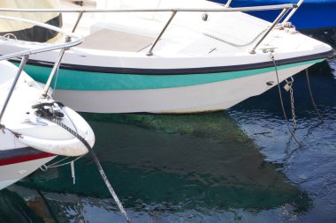 Sicilya 'daki küçük limanda teknelere yakın çekim. Deniz taşımacılığı ve balıkçıların işi için kullanılan deniz gemileri. Limanda demirli tekneler, demirlemek için bir çapa ve zincir ile bağlanmış. Tekne kiralama.