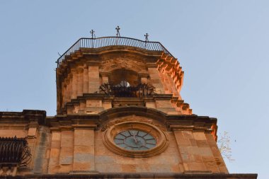 Trapani ili, Sicilya, İtalya 'da Mazara del Vallo' daki San Michele kilisesine yakın bir saat kulesi. Seyahat ve turizm konsepti. Sicilya 'da tatiller. İtalya 'ya git. Gezmeye..