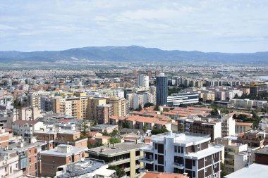 Cagliari, Sardinya, İtalya 'nın havadan görünüşü. Renkli binalar ve uzak dağlarla kontrastlı yeşillik. Sardegna 'da tatiller. İtalya 'ya git. Seyahat ve turizm kavramı.