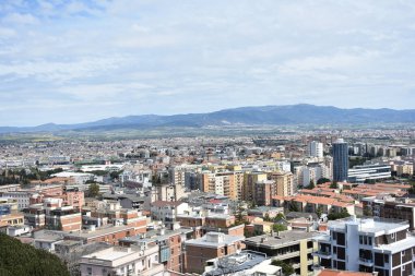Cagliari, Sardinya, İtalya 'nın havadan görünüşü. Renkli binalar ve uzak dağlarla kontrastlı yeşillik. Sardegna 'da tatiller. İtalya 'ya git. Seyahat ve turizm kavramı.