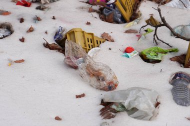 Ormana atılan plastik çöpler. Doğada çöp, yeniden kullanılabilir ürünler. Ormana atılan çöpler. Doğada israf. Terk edilmiş çöp atıkları. Etna Park, Sicilya 'da doğal bir park. Kış zamanı.