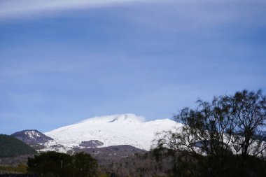 Kışın Etna volkanı. Yürüyüş alanı. Volkanik Etna Dağı manzarası karlı, güneşli bir günde bitki örtüsü, Catania, Sicilya, İtalya.