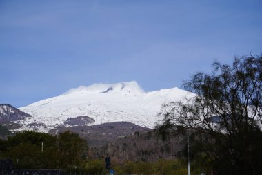 Kışın Etna volkanı. Yürüyüş alanı. Volkanik Etna Dağı manzarası karlı, güneşli bir günde bitki örtüsü, Catania, Sicilya, İtalya.
