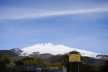 Kışın Etna volkanı. Yürüyüş alanı. Volkanik Etna Dağı manzarası karlı, güneşli bir günde bitki örtüsü, Catania, Sicilya, İtalya. Yol işaretleriyle Etna 'da.