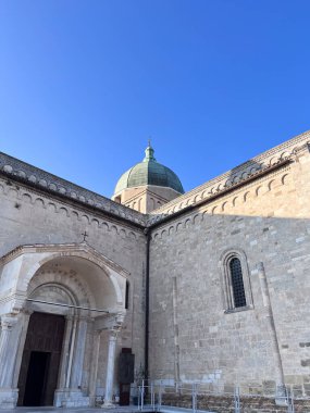 Ancona Katedrali, İtalya 'nın orta kesimindeki Ancona' da Saint Cyriacus 'e adanmış bir Roma Katolik katedrali. San Ciriaco Katedrali manzarası.