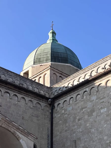Ancona Katedrali, İtalya 'nın orta kesimindeki Ancona' da Saint Cyriacus 'e adanmış bir Roma Katolik katedrali. San Ciriaco Katedrali manzarası.