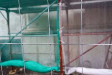 İnşaat için yapı iskelesi. İnşaat halindeki yapı iskelesi olan bir bina. Sorrento, Campagna, İtalya 'daki inşaat çalışmalarına güvenli erişim için inşaat iskelesi. Onarım ve onarım.