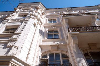 Eklektik tarzda Barok süslemeleriyle 19. yüzyıldan kalma bir binanın ayrıntılı görüntüsü. Lüks tarihi mimari kavramı, taş oymacılığı işçiliği ve şehir mirası güzelliği.