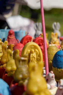 Dekoratif tavşan mumuna yakın plan. Çiçekli mumlar ve diğer renkli el sanatları. Yaratıcı el yapımı tatil dekorasyonu, mevsimlik kutlamalar ve yerel zanaatkar market alışverişi kavramı