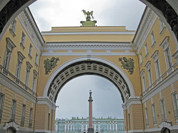 Fragmento del arco del Estado Mayor. San Petersburgo, Rusia . — Foto de Stock