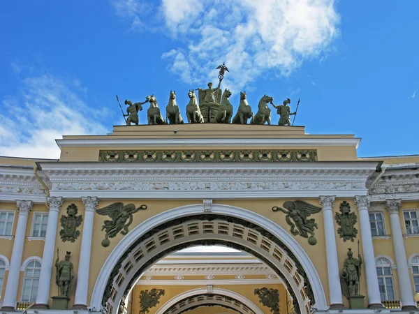 De triomfboog van de generale staf. Arc de Triomphe. Sint-Petersburg, Rusland. — Stockfoto