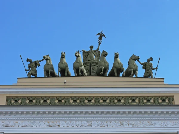 La sculpture sur l'arche de l'état-major général. Sculpture sur l'arc de Triomphe. Saint Pétersbourg, Russie . — Photo