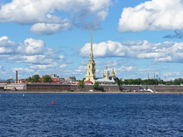 Utsikt över fästningen Peter och Paul. Floden Neva. Sankt Petersburg, Ryssland. — Stockfoto