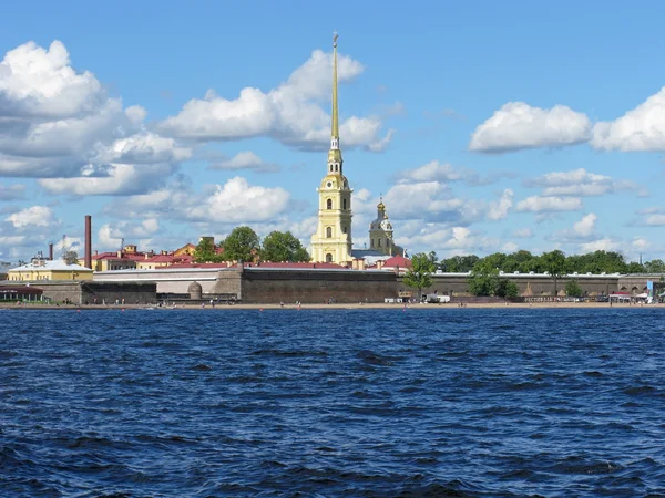 Vista de la fortaleza de Pedro y Pablo. El río Neva. San Petersburgo, Rusia . — Foto de Stock