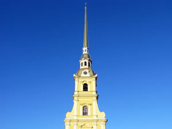 Het Belfort van Petrus en Paulus kathedraal. Sint-Petersburg, Rusland. — Stockfoto