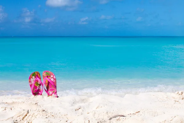 Bir beyaz kum plajı üzerinde renkli sandal çifti — Stok fotoğraf