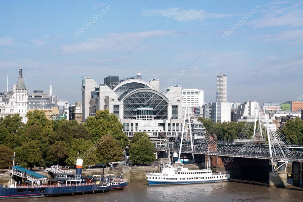 London Charing Cross Station Anzeigen Stockfoto C Scris