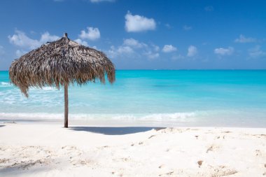 Deniz önünde mükemmel bir beyaz plajda plaj şemsiyesi